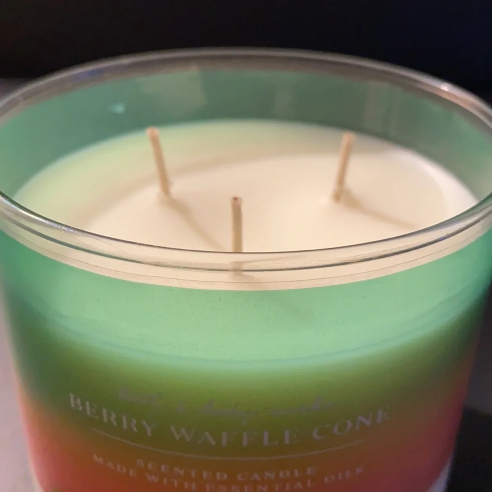NEW: BERRY WAFFLE CONE 3 Wick Candle Candle Bath & Body Works Summer Ice Cream - Picture 5 of 13
